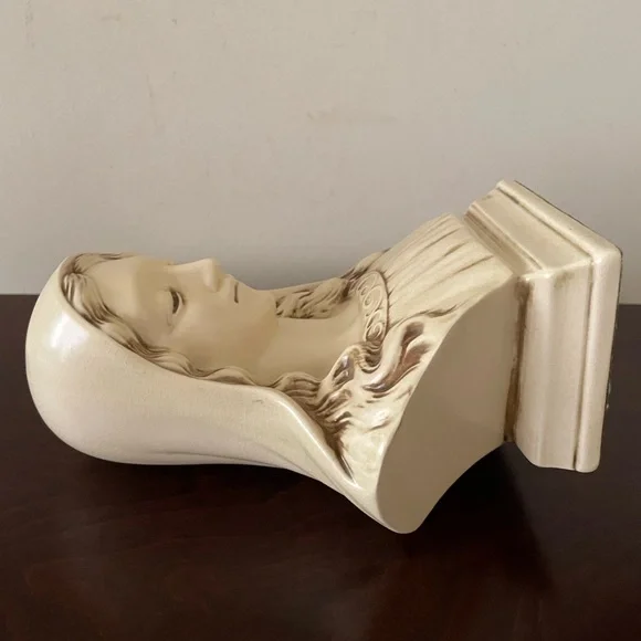 Cream Ceramic Busts of Jesus and Mary - Picture 7 of 10